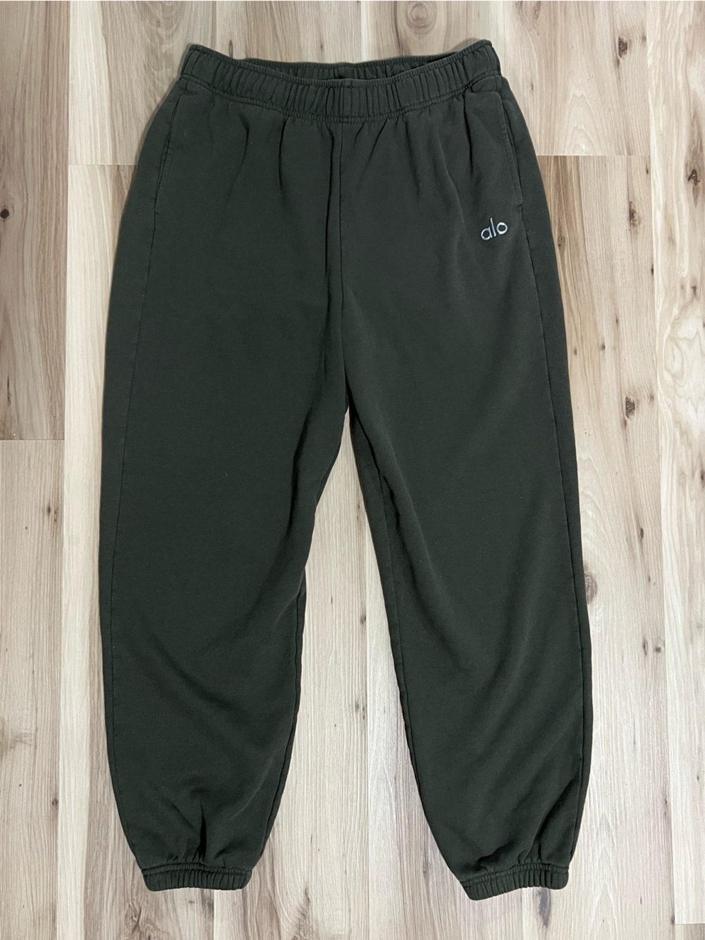 ALO Yoga Accolade Sweatpant Cuffed / Cinched Bottom - Olive Green Unisex Sweats - Picture 2 of 4